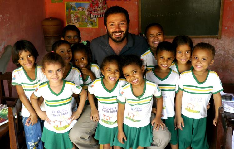Photo de Cédric de Giraudy avec ses élèves