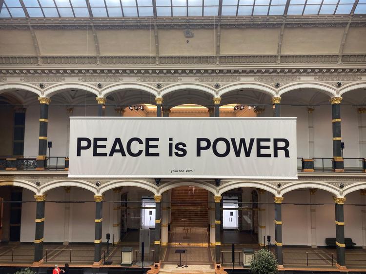 Dans l'atrium de Gropius Bau, une grande banderole dit Peace is Power "la paix est le pouvoir"