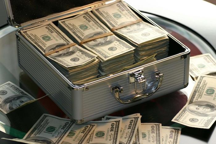malette de billets de dollars