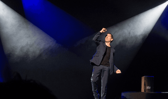 Photo de l'humoriste Gad Elmaleh prise lors de sa tournée "Sans Tambour" au Théatre Marigny, à Paris, le 09 juin 2013. Crédit : S.Camelot via Flickr.