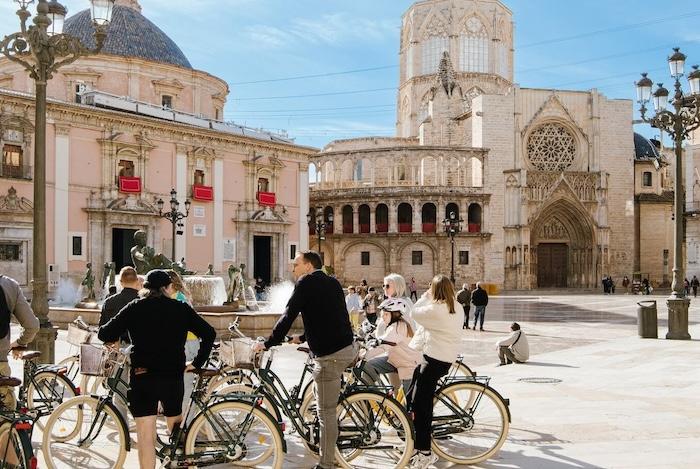 des touristes à vélo sur la plaza de la reina à valencia 